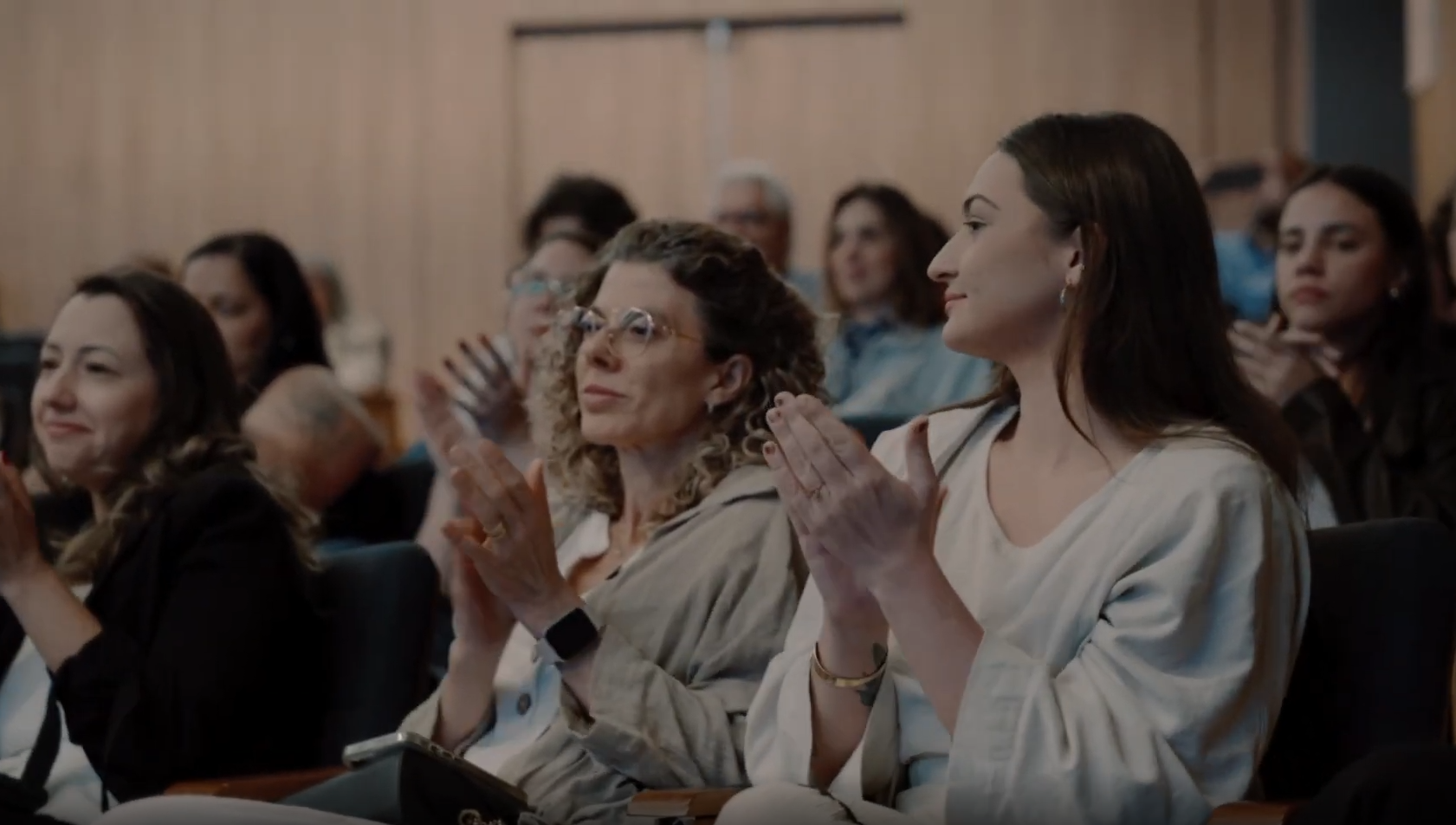 Publico aplaudindo ao final de uma palestra