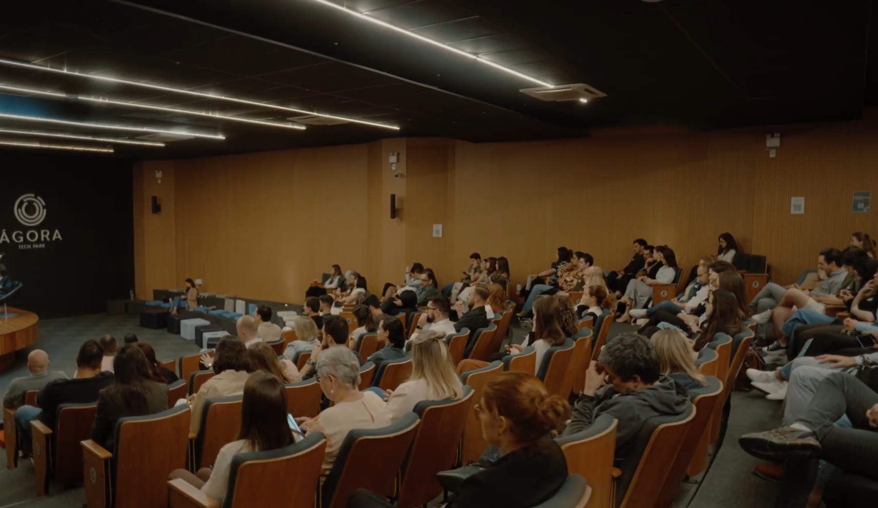 Plateia acompanhando a programacao