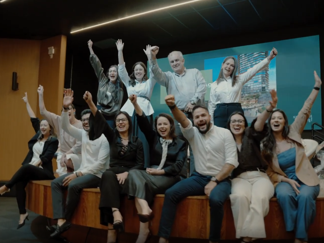 Palestrantes e organizacao reunidos no palco