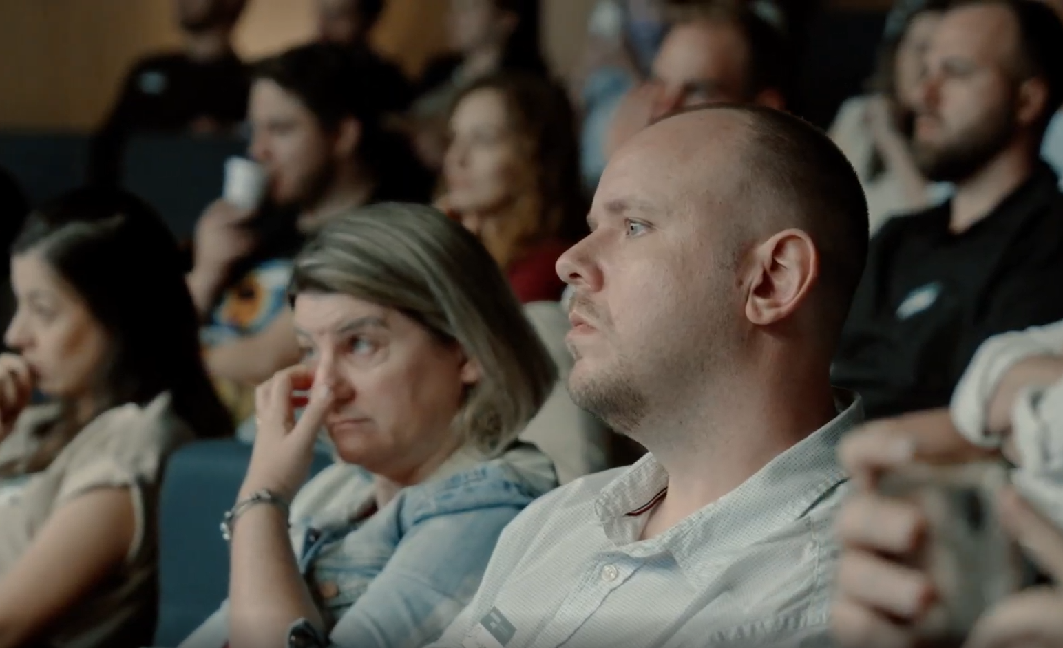 Profissionais assistindo a uma apresentacao